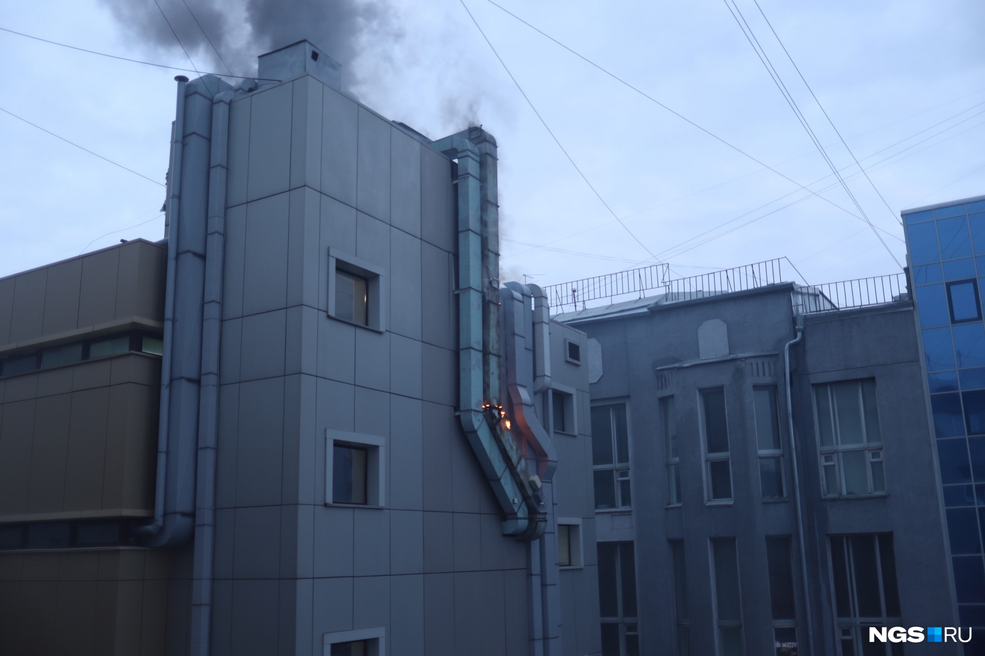 Пожар в ТЦ в центре Новосибирска потушили — что там сейчас происходит