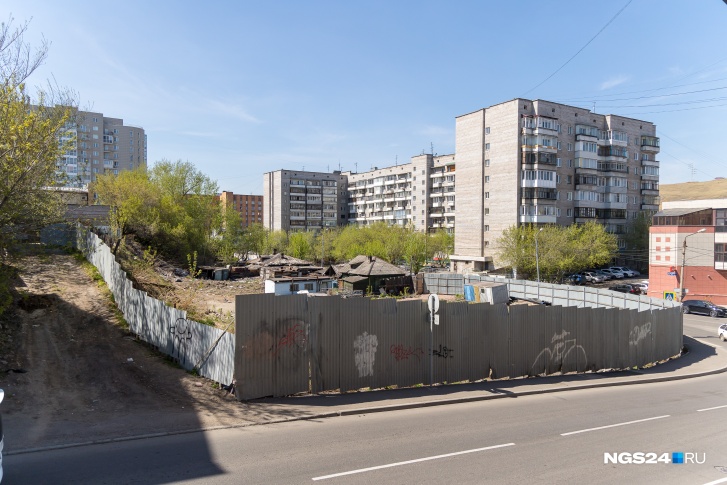 Пока участок обнесен забором, за которым можно найти развалины Пока участок обнесен забором, за которым можно найти развалины