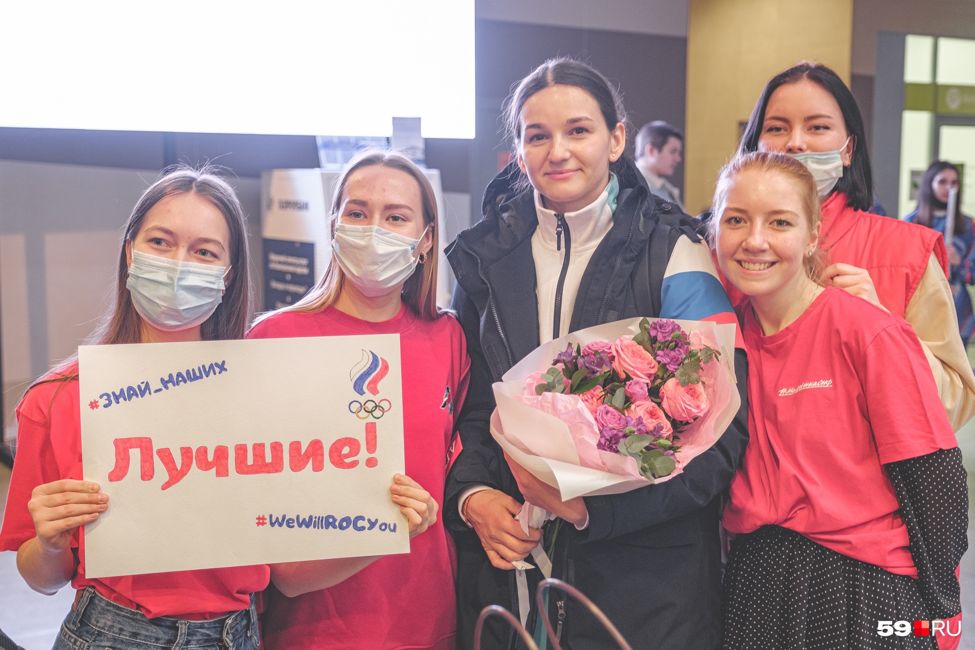 Многие просили спортсменок сделать фото на память Многие просили спортсменок сделать фото на память