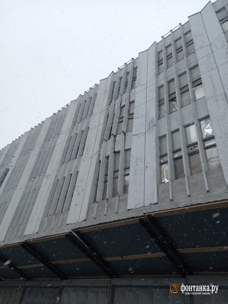 На проспекте Обуховской обороны «поползло» здание бывшего Невского завода, движение частично перекрыто