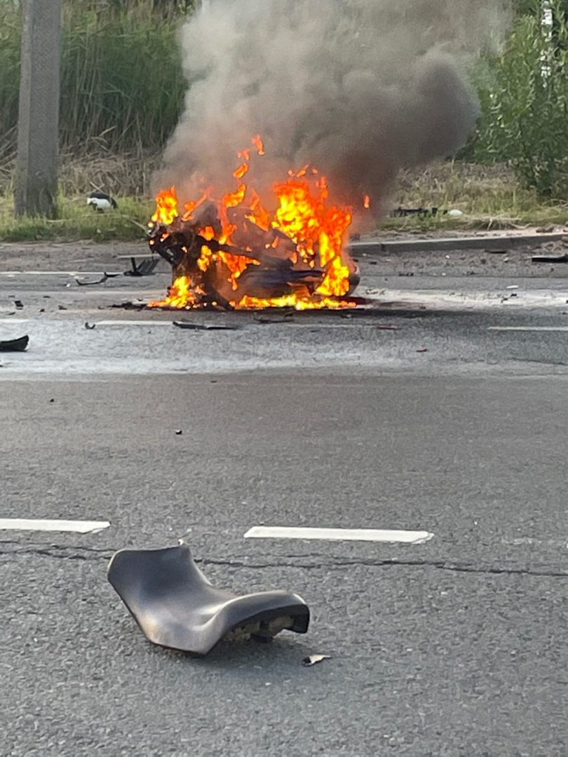 Очевидец: Двое погибли в пожаре после ДТП с мотоциклом и микроавтобусом на  Колпинском шоссе | 25.07.2022 | Санкт-Петербург - БезФормата