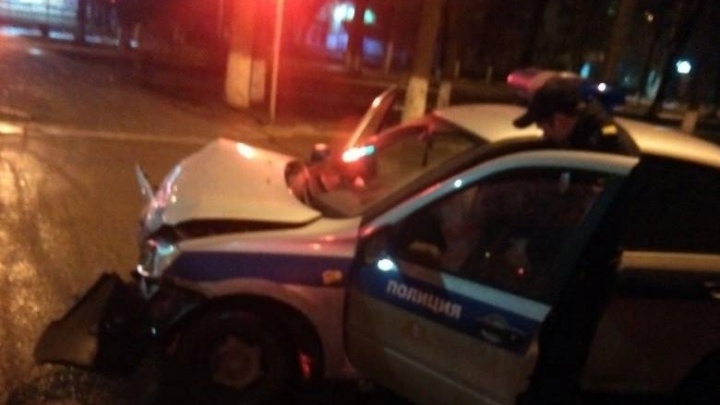 В Башкирии полицейская машина попала под трактор. Две сотрудницы МВД пострадали