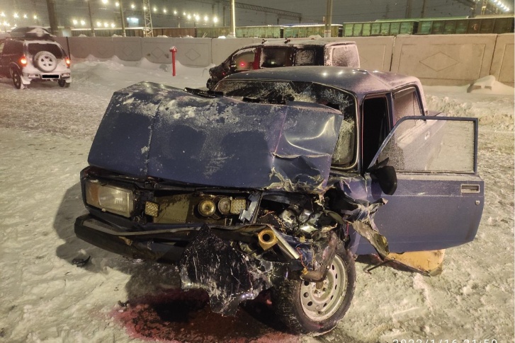 Отечественный автомобиль сильно пострадал Отечественный автомобиль сильно пострадал