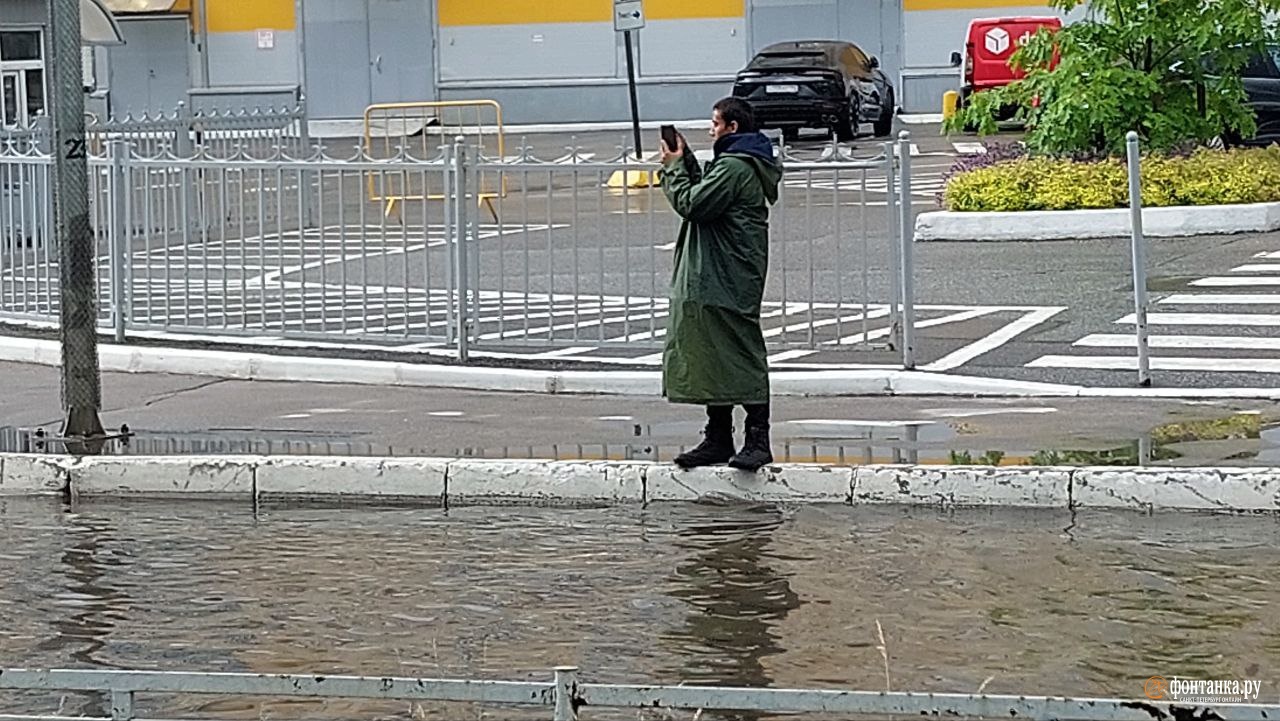 Север Петербурга поплыл: машины рассекают волны, пешеходы снимают обувь