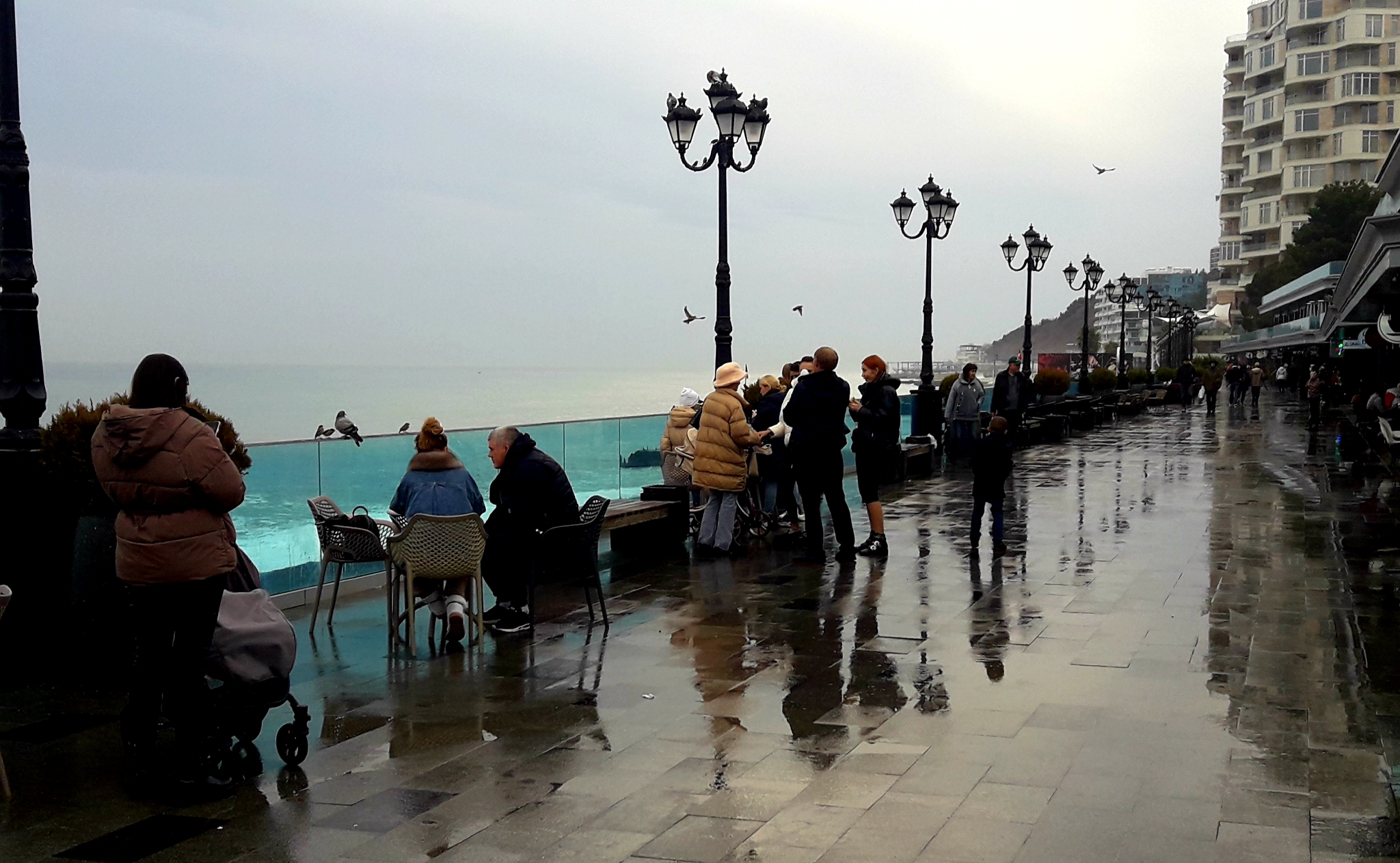 Несмотря на мелкий осенний дождик, столики кафе на Набережной не пустуют. А во врем новогодних каникул здесь будет не присесть