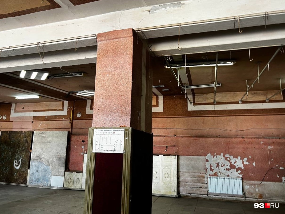 Трубы и смесители продают в старом советском здании, у него даже сохранилась классическая бордовая окраска стен и потолка