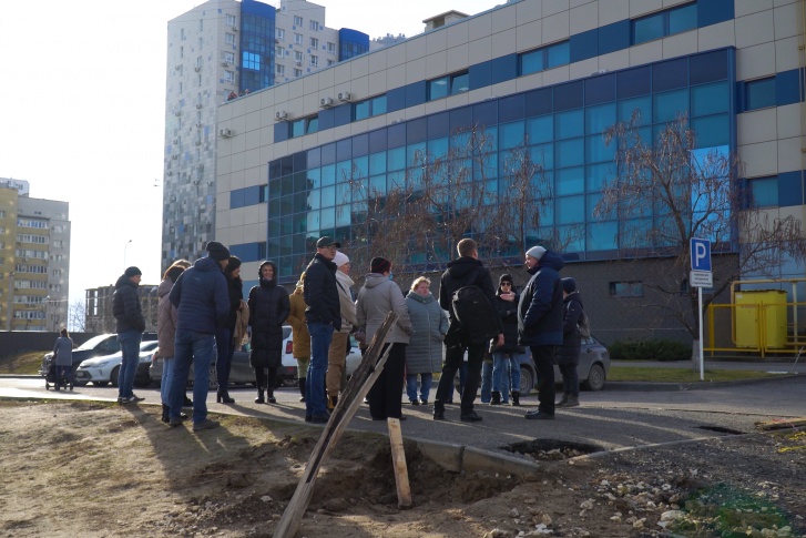 Возле спортивного учреждения собралась толпа обеспокоенных жителей соседних ЖК Возле спортивного учреждения собралась толпа обеспокоенных жителей соседних ЖК