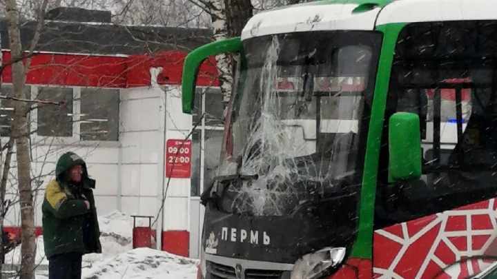 В Перми автобус 58-го маршрута врезался в КАМАЗ