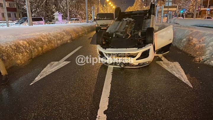 На улице Старокубанской в Краснодаре машина перевернулась в ДТП, пострадал пассажир
