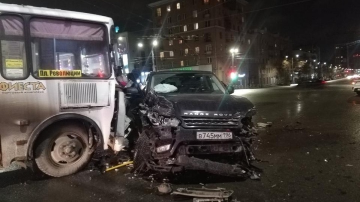 Водителя Range Rover, врезавшегося в маршрутку в центре Челябинска и сбежавшего с места ДТП, лишили прав