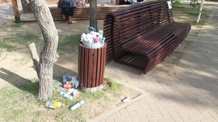Площадь Декабристов оказалась завалена мусором в день международного кинофестиваля