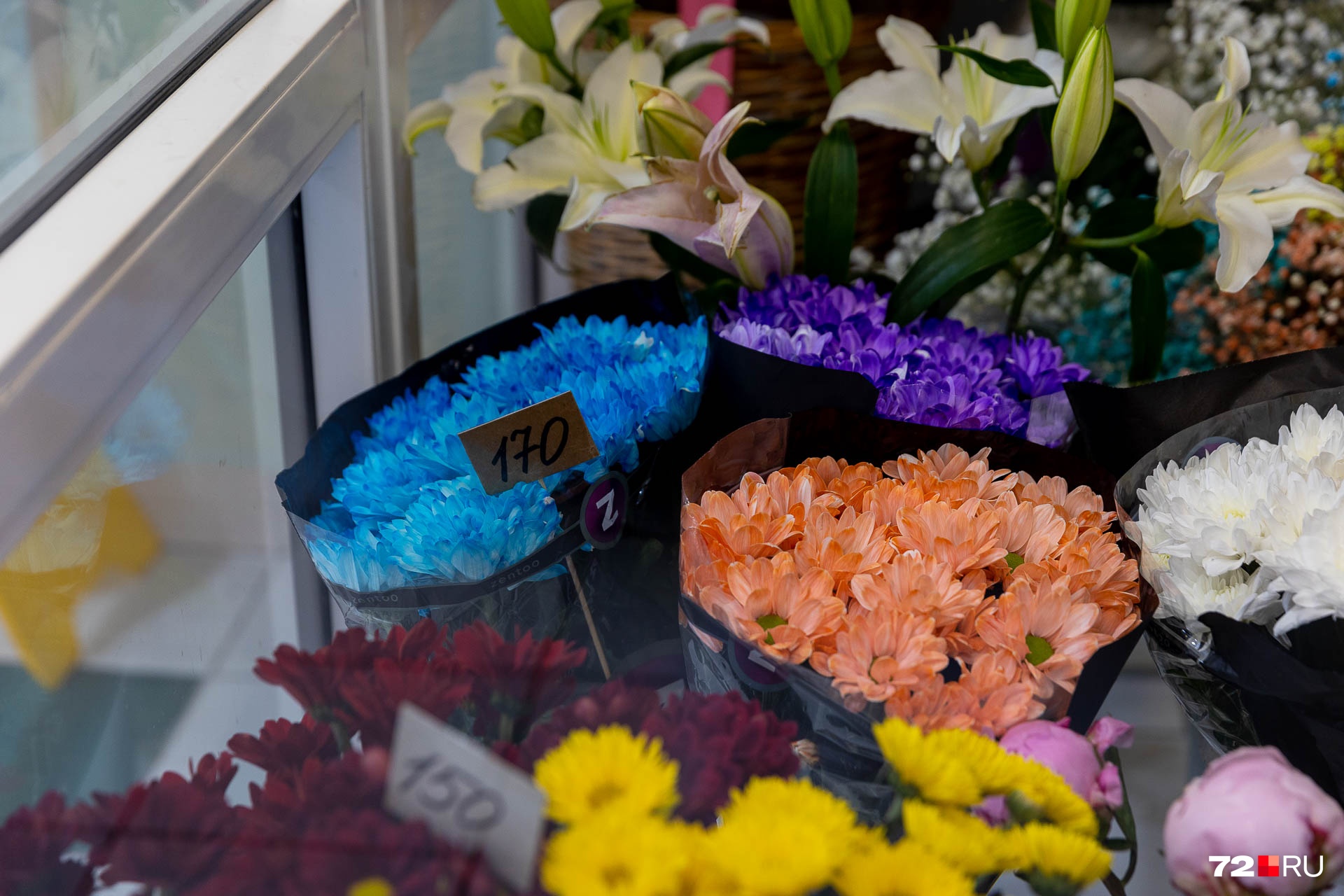В обычных цветочных тоже есть пионы. Их цена выше, чем у уличных торговцев, — от 200 до 250 рублей за цветок. Говорят, что из цветочных салонов пионы простоят дольше. В продаже есть и розовые, и желтые, и бордовые