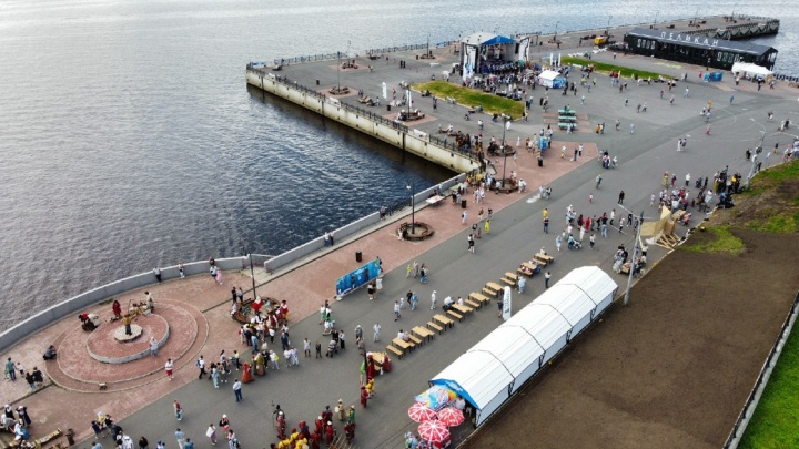 Сколько людей уже пришло на Красную пристань: начался фестиваль Новодвинской крепости