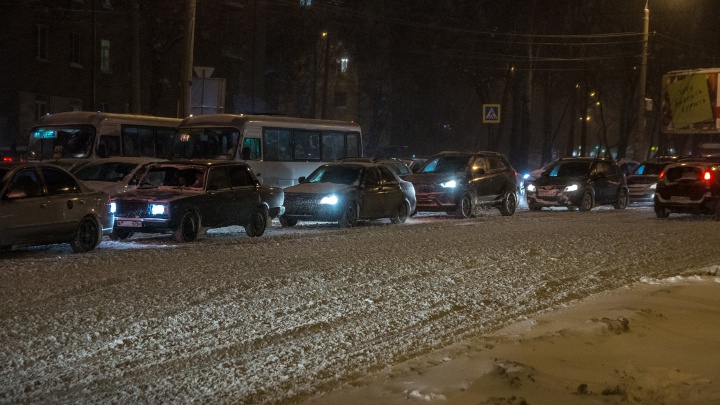 Успеть до полуночи: операторы такси рассказали о ценах на поездки в новогоднюю ночь