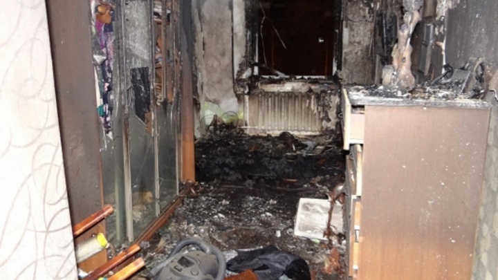 В Чусовом после пожара в пятиэтажке обнаружили двух погибших. СК подозревает, что это убийство