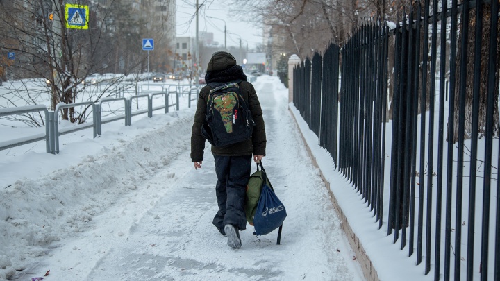 «Вы в своем уме детей на мороз отправлять?». Сургутяне возмутились отсутствием актировки для средних классов