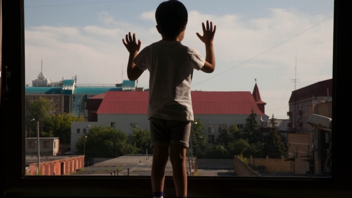 В Тобольске двухлетний ребенок выпал из окна многоэтажки. Мама в этот момент была на кухне