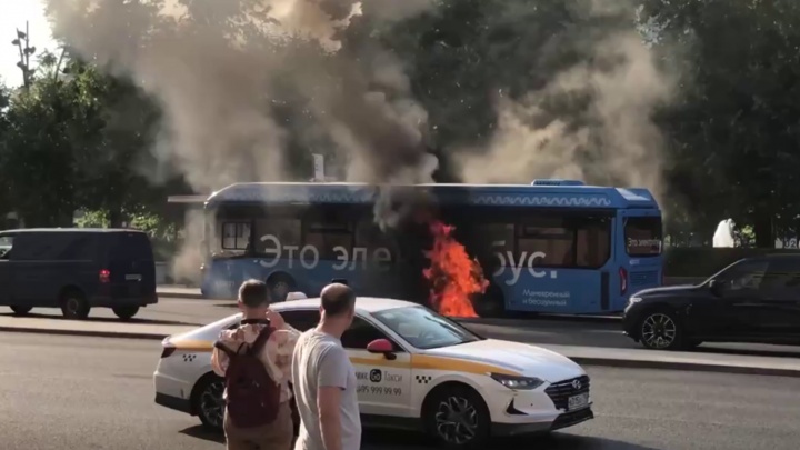«Такое произошло впервые»: эксперты рассказали, из-за чего в центре Москвы вспыхнул электробус