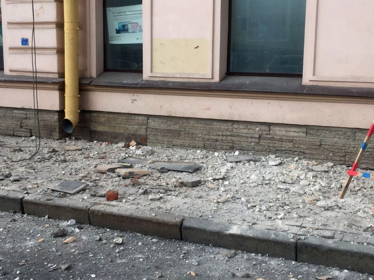 Потерпите еще. Почему в Петербурге не будут ремонтировать фасад дома, который чуть не прибил прохожих