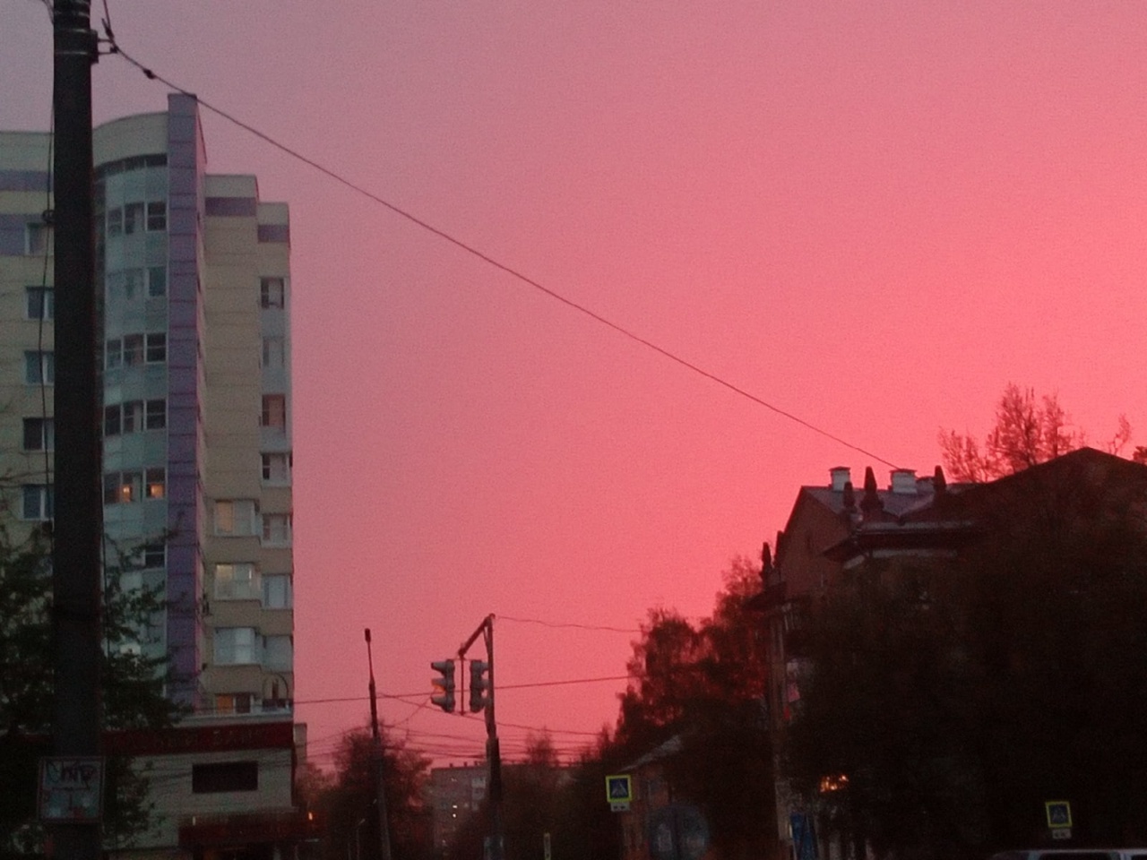 Люди фотографировали розовый закат в разных районах города