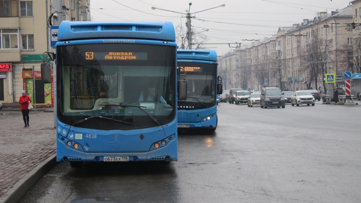 В новокузнецких автобусах в сильную жару специально выключают кондиционеры. Из-за жары