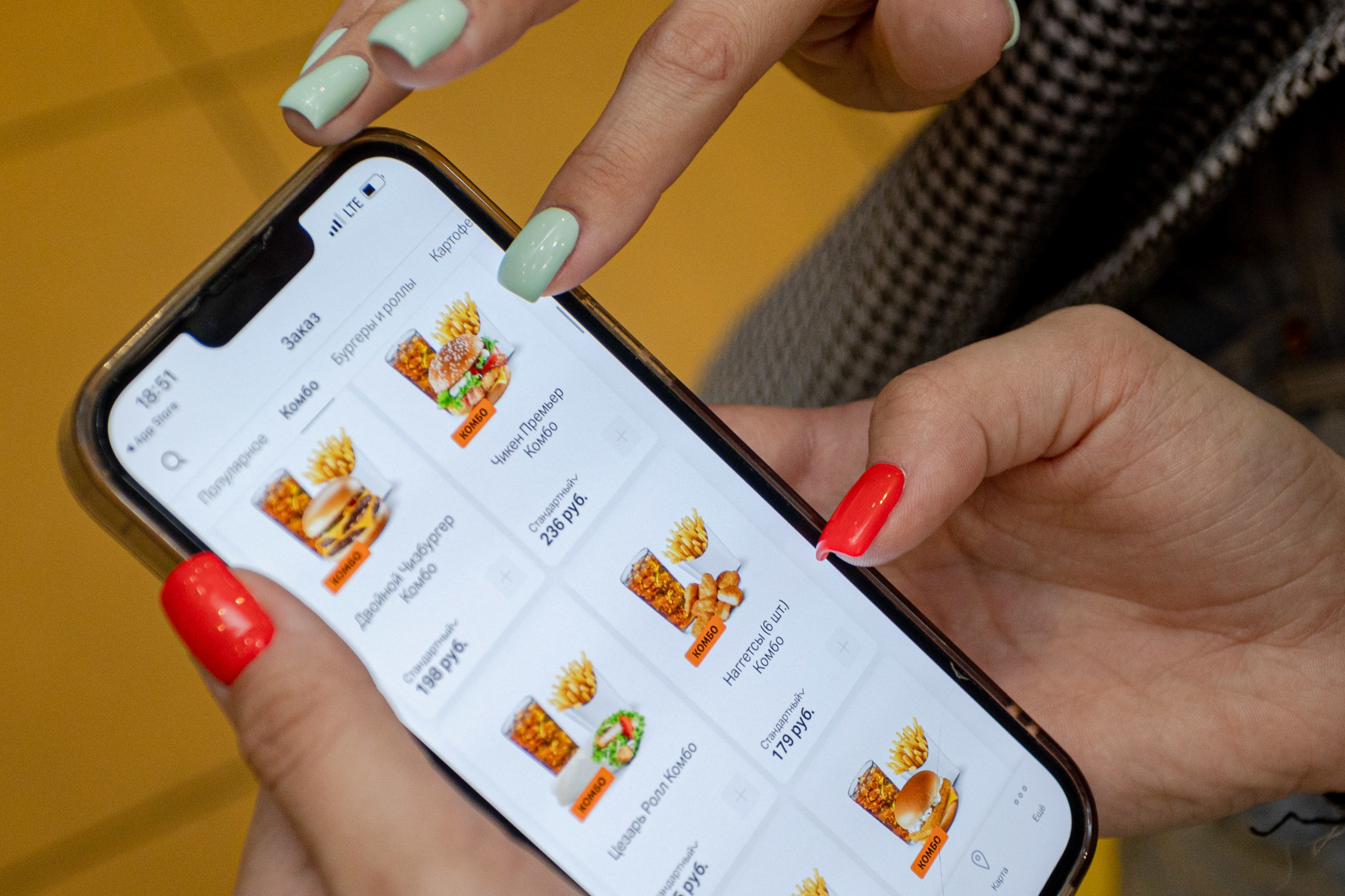 Работают и сайт, и приложение «ВКУСНО — И ТОЧКА» для смартфонов, где посетители уже могут оформить мобильный заказ Работают и сайт, и приложение «ВКУСНО — И ТОЧКА» для смартфонов, где посетители уже могут оформить мобильный заказ