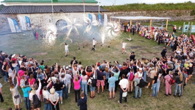 Огненное завершение фестиваля: как закрыли праздник в Новодвинской крепости — фото с неба