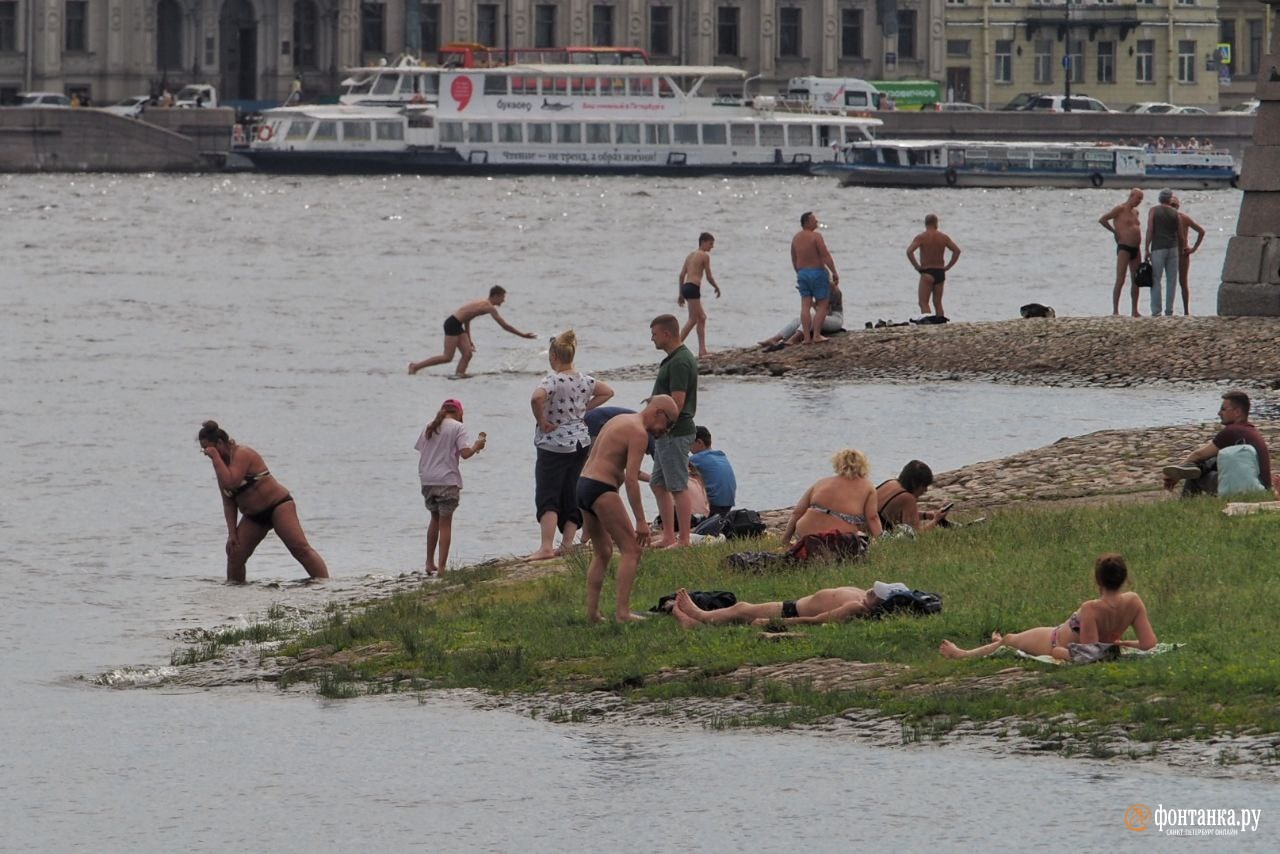 Когда спадет жара в спб. Жара в Петербурге 2022. Пляж Санкт-Петербург. Жара в городе. Жарко в СПБ.