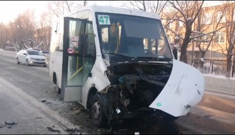 В момент аварии в маршрутке находились пассажиры, двое из них получили травмы