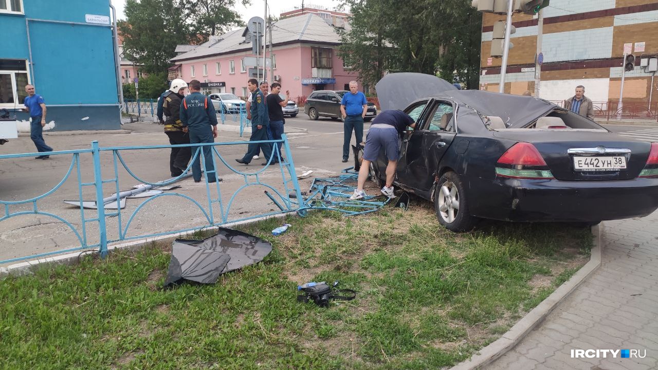 Водитель вылетевшей на тротуар в Иркутске машины уходил от столкновения