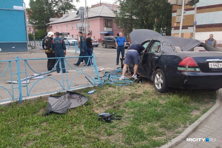 Водитель Toyota Mark II вылетел на тротуар и сбил ограждение на улице Байкальской