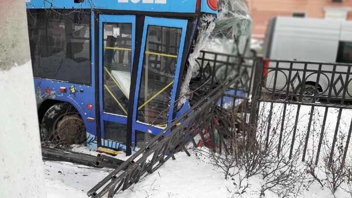 Забор пробил лобовое стекло: в центре Ярославля столкнулись автобус и троллейбус с пассажирами