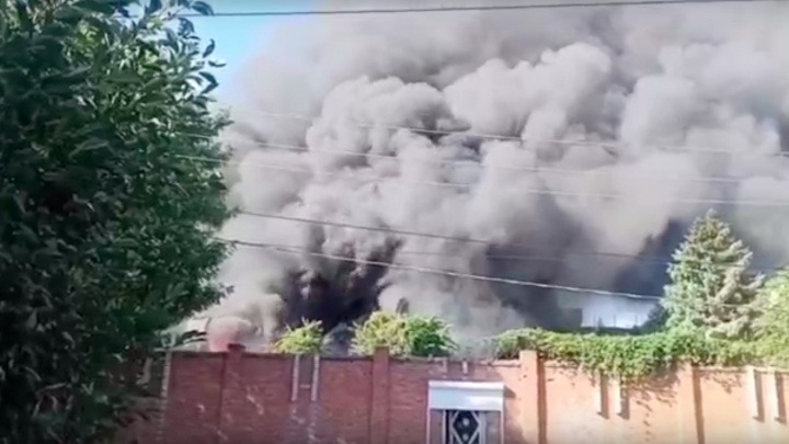 В Ейске произошел крупный пожар на складе электроники
