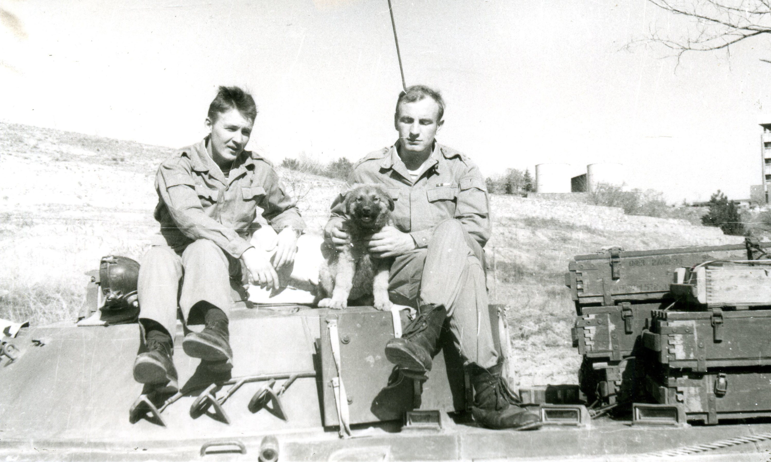 Владимир (слева) с сослуживцем и собакой по кличке Эфка, которую назвали так в честь противопехотной гранаты <nobr class="_">Ф-1</nobr>