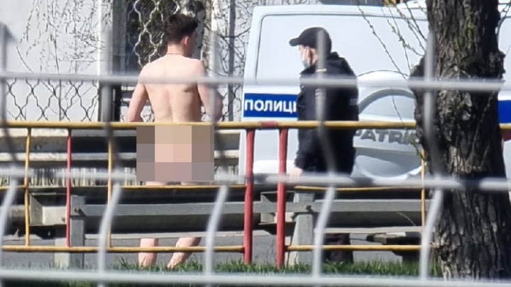 Разгуливал по городу без трусов: в центре Ярославля полиция задержала голого мужчину