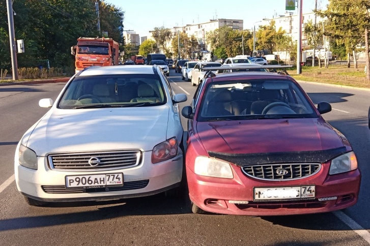 По данным ГИБДД, этот Nissan Stagea (слева) попадал в ДТП более десяти раз. Ниже будут и более экстремальные примеры