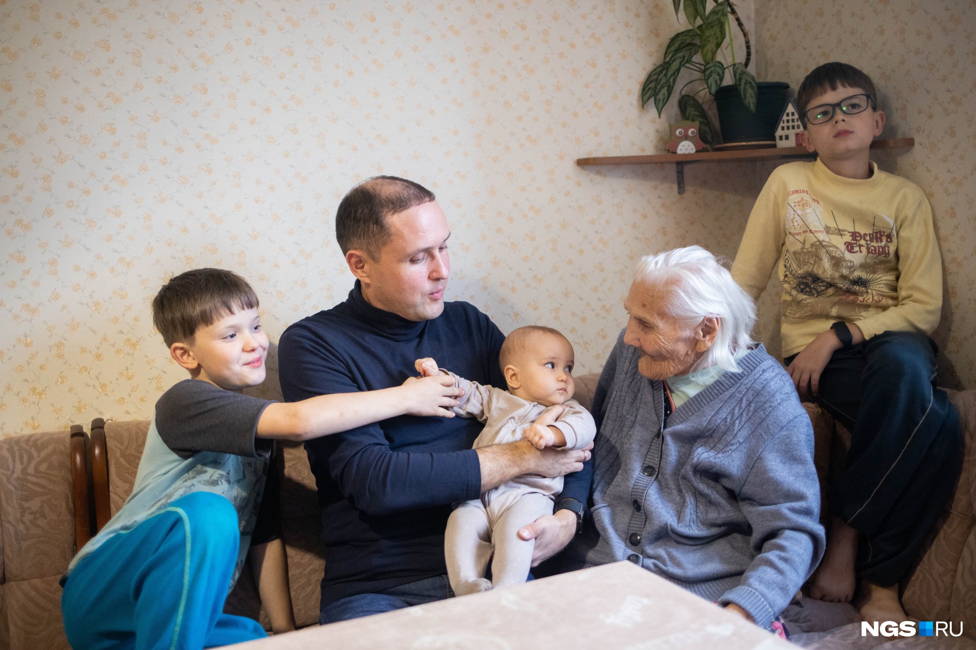 95-летняя бабушка детей иногда читает внукам сказки