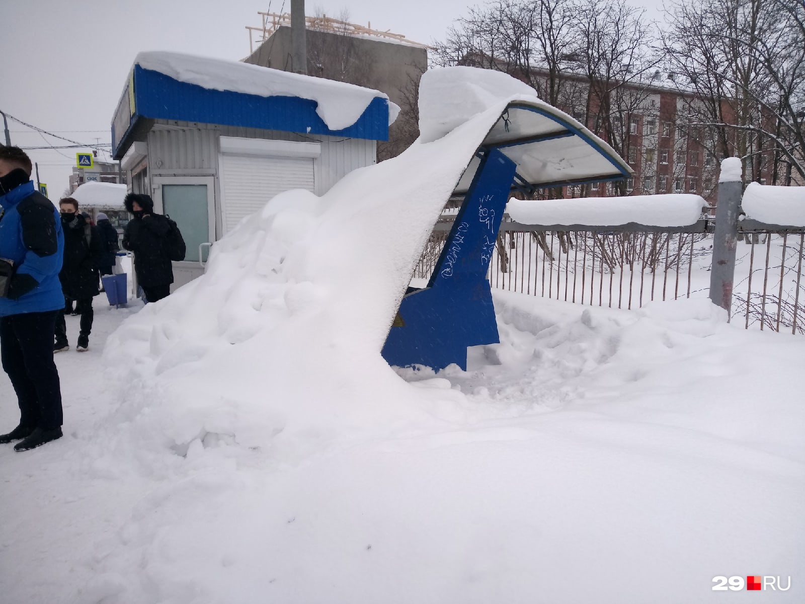 А так вот повалило остановку, не выдержавшую количества снега на крыше. В горадмине пояснили, что еще выясняют, в чьем ведении она находится А так вот повалило остановку, не выдержавшую количества снега на крыше. В горадмине пояснили, что еще выясняют, в чьем ведении она находится