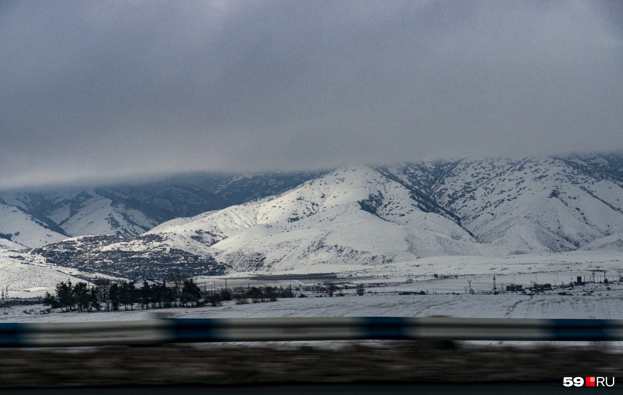 Горы по дороге между Ереваном и Тбилиси. Такие виды тут бесконечны