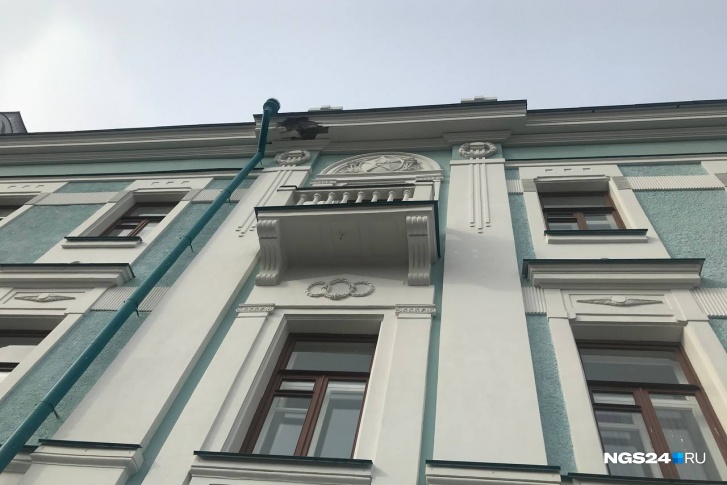 С самого верха здания отвалилась часть штукатурки С самого верха здания отвалилась часть штукатурки
