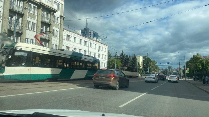 В центре Челябинска в утренний час пик встали трамваи