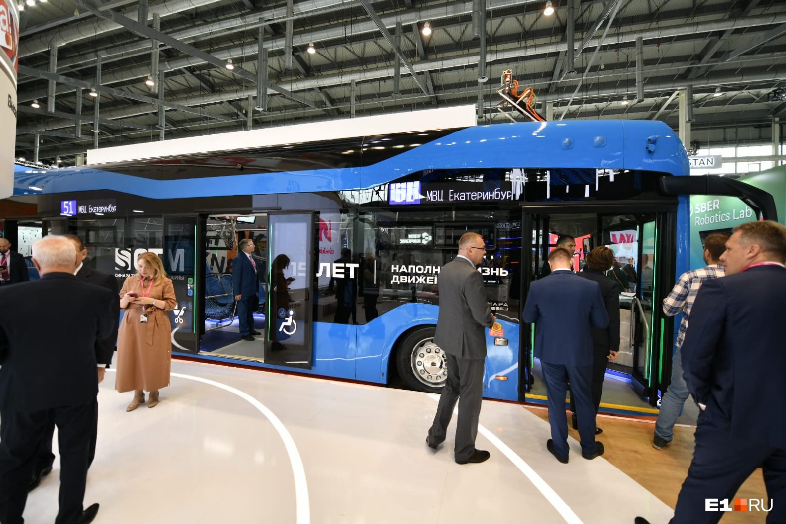 Ржавчина, давай до свидания: на «Иннопроме» показали электробусы из стекла и пластика