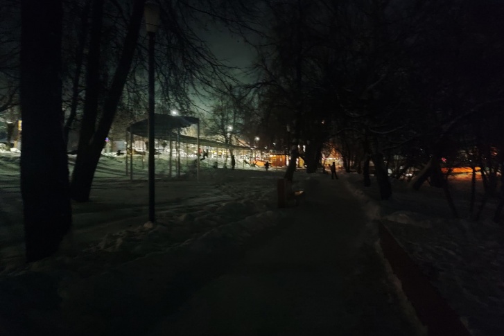 Набережная, сфотографированная камерой с автоматическим режимом ночной съемки, выглядит на снимке светлее, чем есть на самом деле