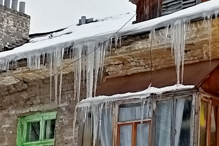 Сосульки представляют угрозу местным жителям Сосульки представляют угрозу местным жителям