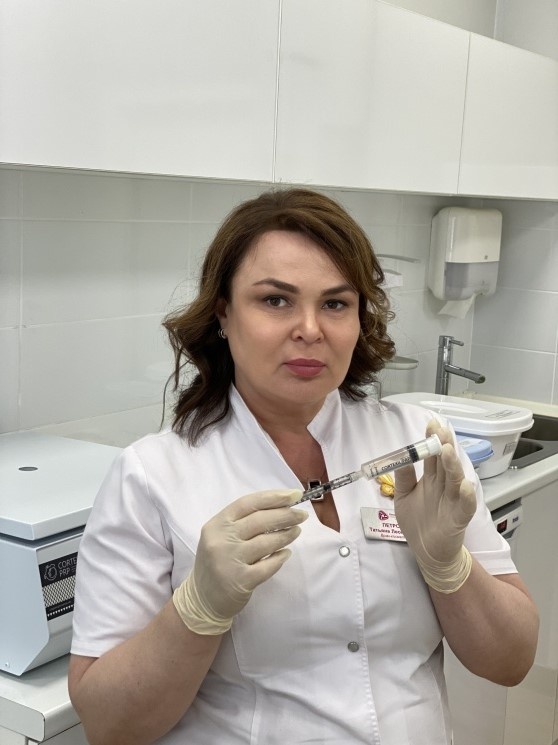 Врач-косметолог Петрова Татьяна Леонидовна готовится к процедуре PRP-терапии