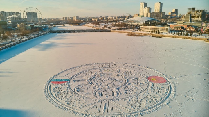 На реке Миасс в центре Челябинска сделали огромный рисунок-мандалу