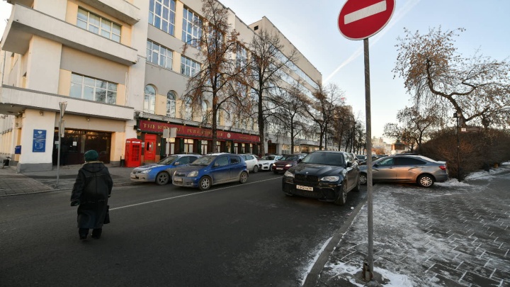 Не попадитесь под «кирпич»: одностороннюю улицу в центре Екатеринбурга повернут вспять