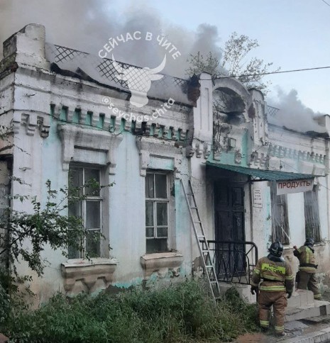 Аварийный дом в Чите загорелся в ночь на 10 августа