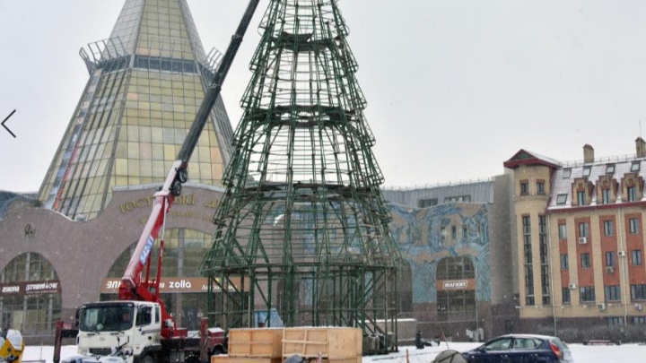 В Югре началось новогоднее оформление: в Сургуте установили 16-метровую ель, в Нижневартовске готовят лабиринт