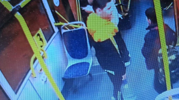 Пропавший в Перми мальчик попал на камеру в автобусе. Волонтеры ищут женщину, которая была с ним